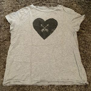 Gray t-shirt with arrow and heart